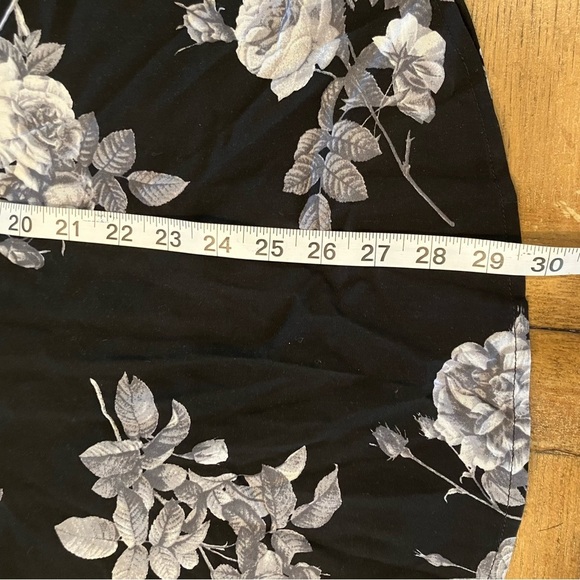 NWT Torrid Harper Challis Pullover 34 Sleeve Blouse Botanical Roses Deep Black 1 - Picture 8 of 9